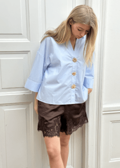 Continue Lyseblå Augusta Bluse