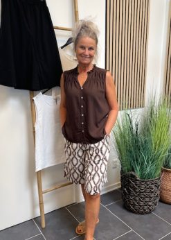 Freequent Sally Bluse I Brun Og Lavisco Shorts