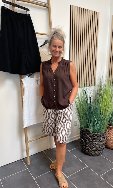 Freequent Sally Bluse I Brun Og Lavisco Shorts
