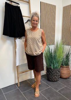 Freequent Top Med Prikker Og Brun Lava Shorts