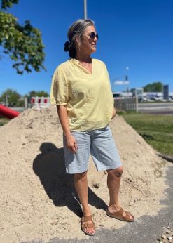 Gul Emma Bluse Fra Continue Og Cream Berta Shorts