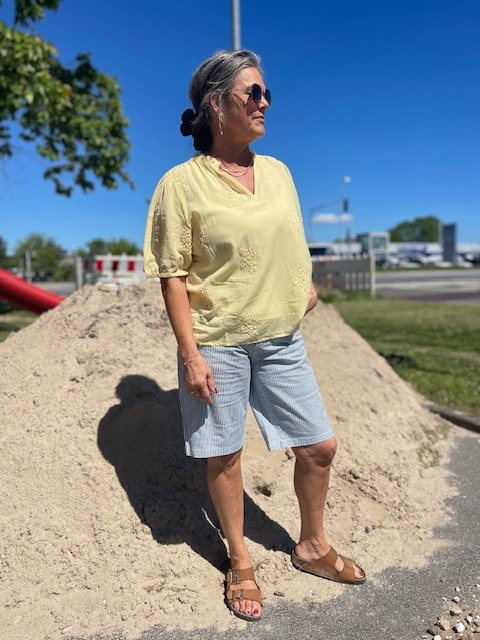 Gul Emma Bluse Fra Continue Og Cream Berta Shorts