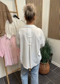 Alternative view of Continue Augusta Bluse Hvid Med Små Knapper