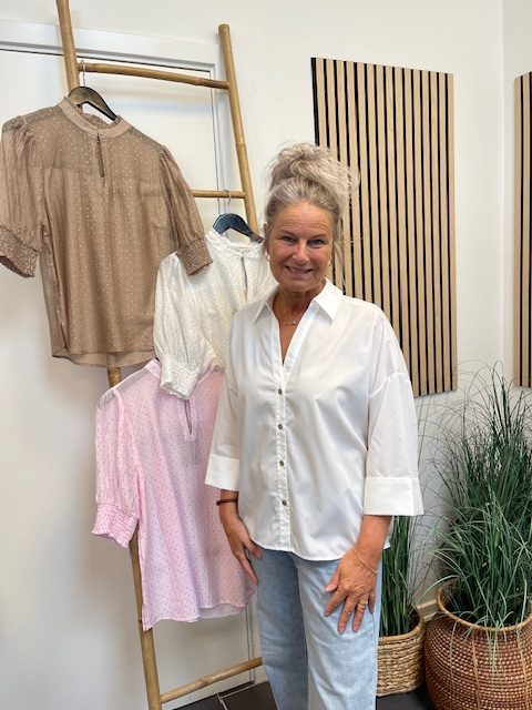 Continue Augusta Bluse Hvid Med Små Knapper