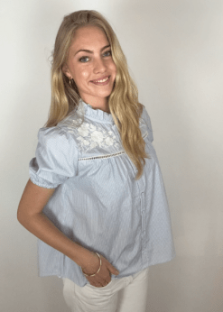 Continue Camilla Stripe Lyseblå Striber Med Hvid Broderi