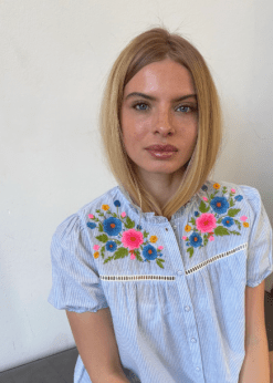 Continue Camilla Stripe Lyseblå Stribet Med Multifarvet Broderi